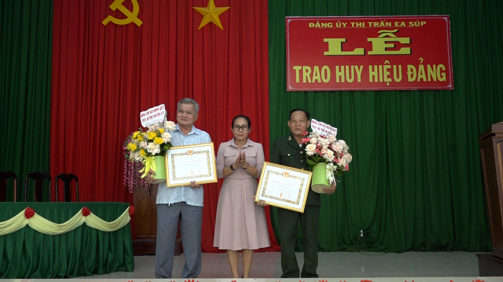 Đảng uỷ Thị trấn Ea Súp trao huy hiệu  30, 45, 50, 55 năm tuổi Đảng